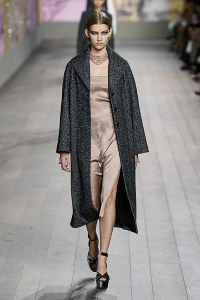 Look 15